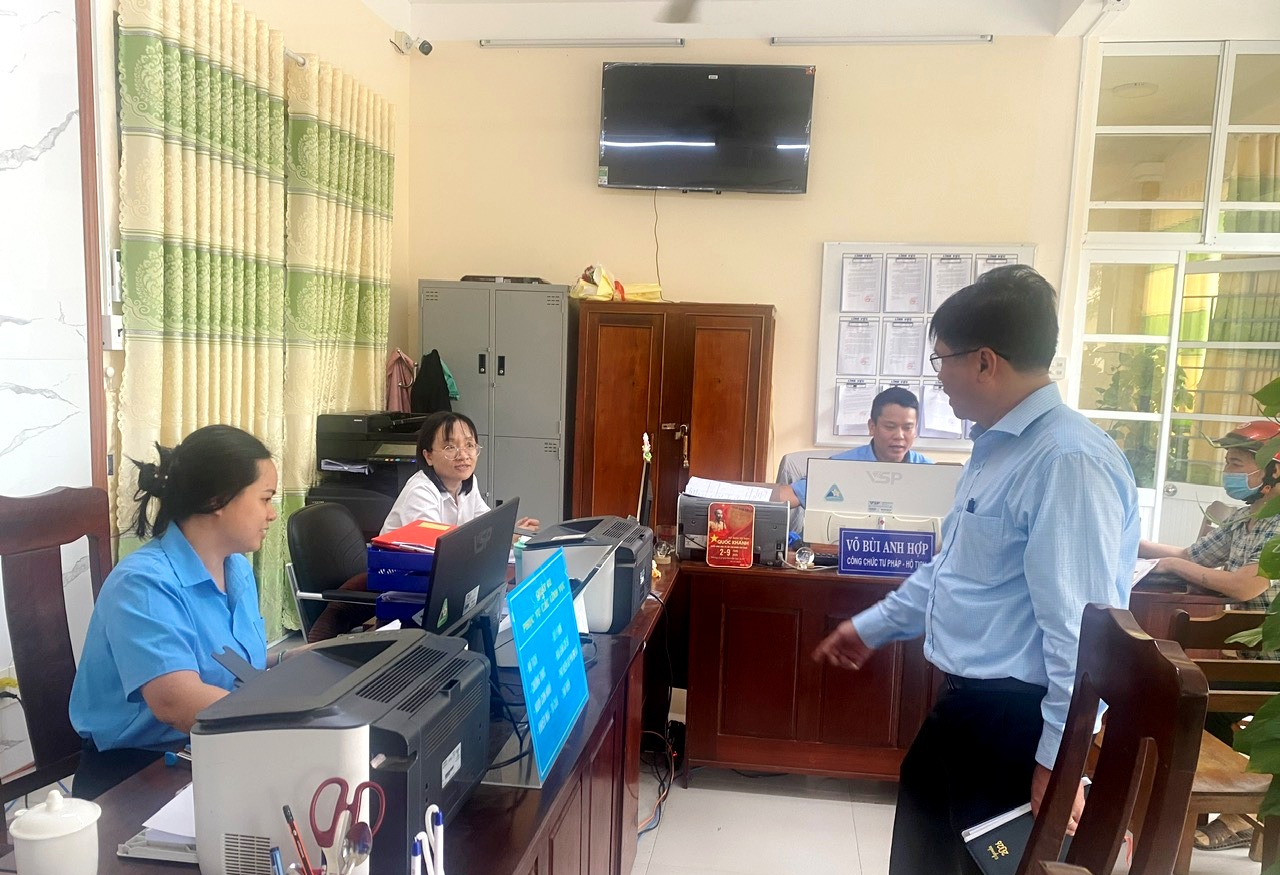 Chánh Văn phòng UBND tỉnh kiểm tra hoạt động Trung tâm Phục vụ hành chính công xã Hòa Mỹ